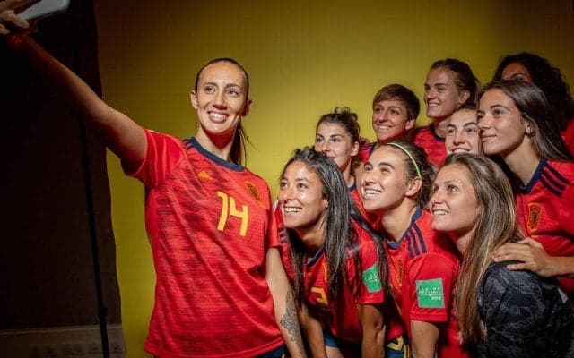 女子スーペル・コパ決勝でバルセロナが相手選手を歓喜の胴上げ、脳腫瘍から復帰を全員で祝福