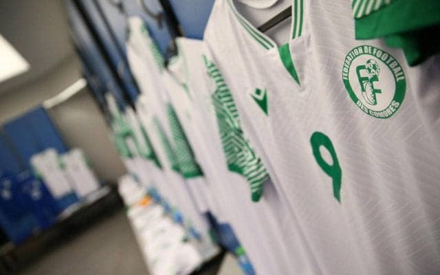 「良い仕事した」急遽GKを務めたDF、ユニフォームの繕い方が強引過ぎる「プレミアのチームはこれを見て学ぶべき」