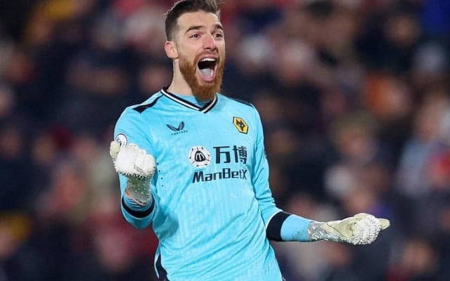 ラグビー?アメフト? ウルブスGK、相手をなぎ倒して進む姿が大反響「何回みても笑える」