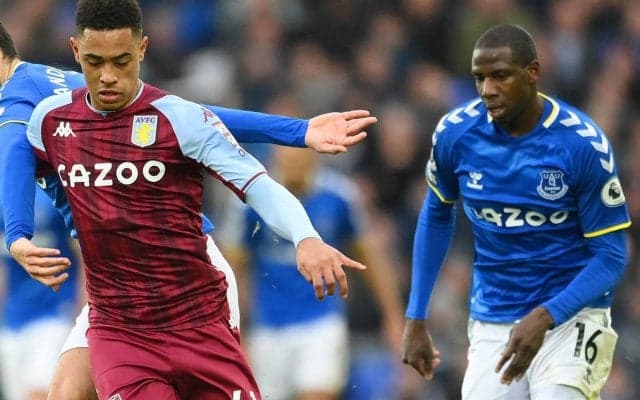 倒れるものはユニをも掴む、転倒を防ごうと思わず手にしたのは相手のシャツだった「そんなにシャツが欲しかったのか」