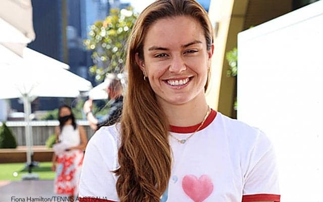 世界8位サッカリーがドレス姿で写ったファッション誌の表紙を披露。「ディオール」チームの一員になったとも報告