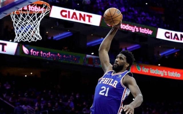 コート上で猛威を振るうジョエル・エンビードがシャック、ADと並ぶ快記録に到達