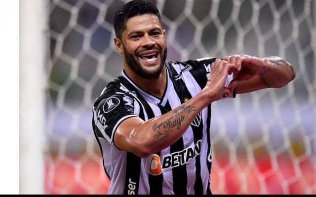 前妻の姪であるフッキの妻がマタニティフォトを公開、キスショットも惜しげなく披露