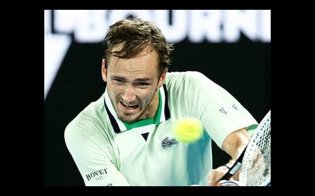 メド逆転で4強 4時間超の熱戦