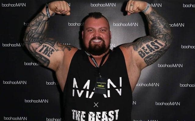 総重量680kg　プレート24枚でスクワットする“世界最強の男”に衝撃「まさに狂気だ！」