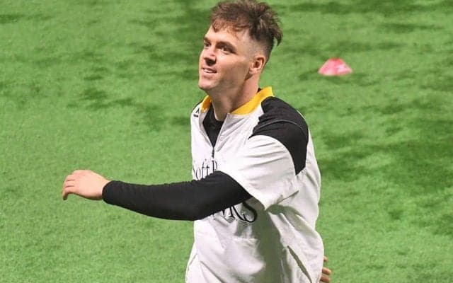 美人妻はポーズ、子どもを肩車…　元鷹助っ人がPayPayドームで“幸せ家族ショット”