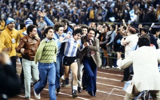 両腕のない青年がワールドカップ王者を包み込んだ「魂の抱擁」【国境も時代も超えるスポーツカメラマンの物語】(4)