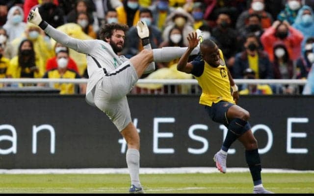 ブラジル代表GKアリソン、1試合でレッドカードが2度も取り消しに！