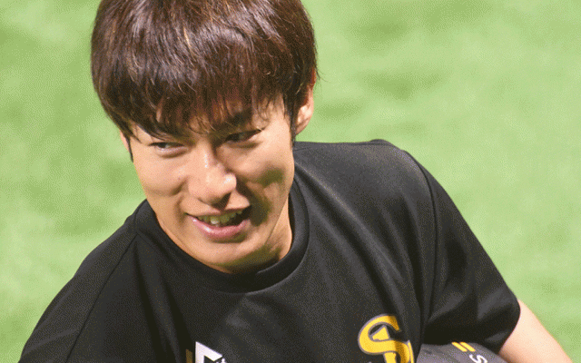 中堅手は鷹の大砲とロッテの21歳が接戦　ファンが選ぶ「イケメンベストナイン」は？