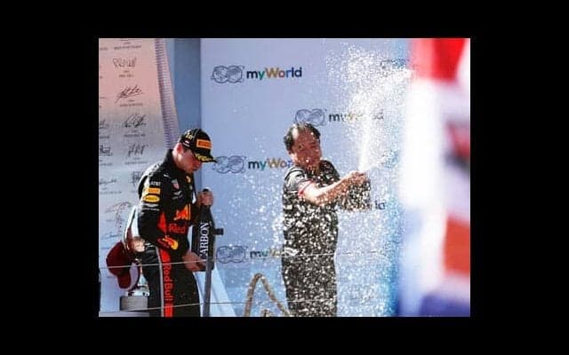 参戦５年目、レッドブル・ホンダ誕生。トップの座を奪った瞬間、大観衆は地鳴りのような歓声を上げた