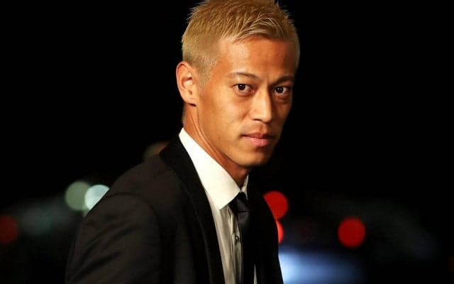 本田圭佑が東大寺の鹿と「あっち向いてホイ？」間近で見つめ合う写真に乙武洋匡氏らも反応