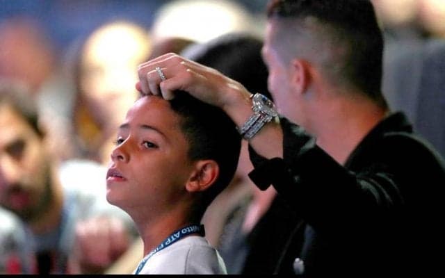 「最強の親子」C・ロナウドが息子とトレーニングも、半裸姿にはツッコミも「冬だよね？」