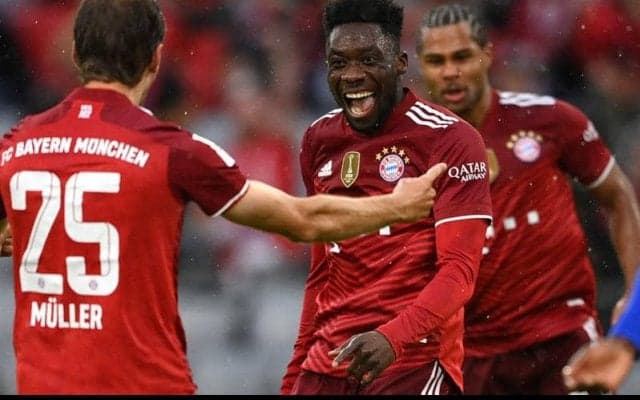 「クールだ」バイエルンのデイビスが“コーンロウ”スタイルにイメチェン！後輩FWも「次は僕にもやって」