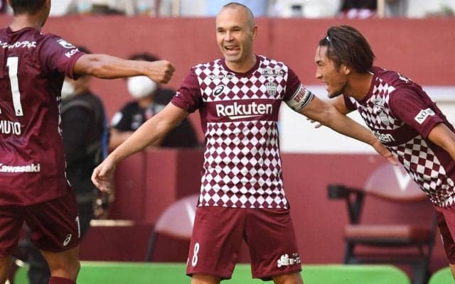 イニエスタも「ウワー」、神戸のスペイン組が繰り広げるサッカー卓球が熱戦！最後は疑惑の判定も!?