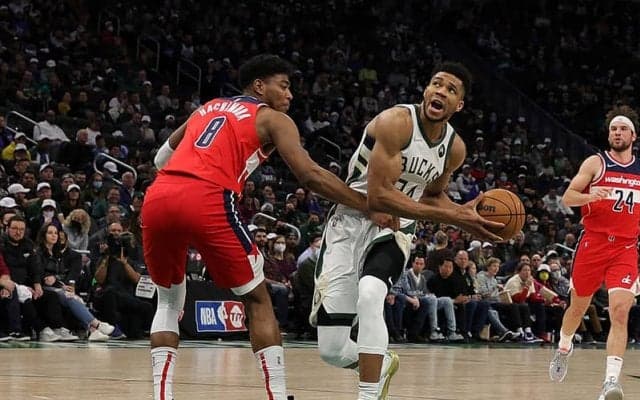 八村塁、今季最長の約20分出場で8得点…ウィザーズはバックスに敗戦