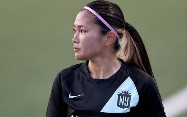 なでしこ川澄が旗艦店の前で“プーマポーズ”を披露、外国籍J1歴代最多得点のFWも「いいね！」を返す