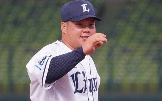 泥だらけで倒れる112kgの迫力…西武2年目ドラ1、期待膨らむ特守が「すごい華麗」