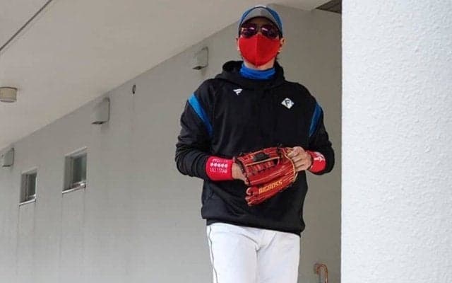 前代未聞…新庄監督の“Apple Watch付き”グラブはなぜ誕生？　届けたメーカーの思い