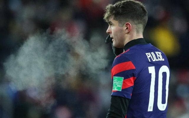 吐く息は真っ白、-19℃の過酷環境でW杯予選が開催！ 選手たちも寒すぎて防寒対策