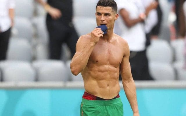 37歳目前のC・ロナウド、パンツ一丁で-200℃の“凍結”サウナにイン