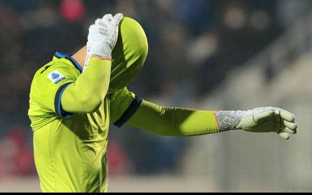 彼女のサプライズを喜んだアタランタ守護神がSNSで誤爆、鏡に映る全裸の自分に気が付かず…