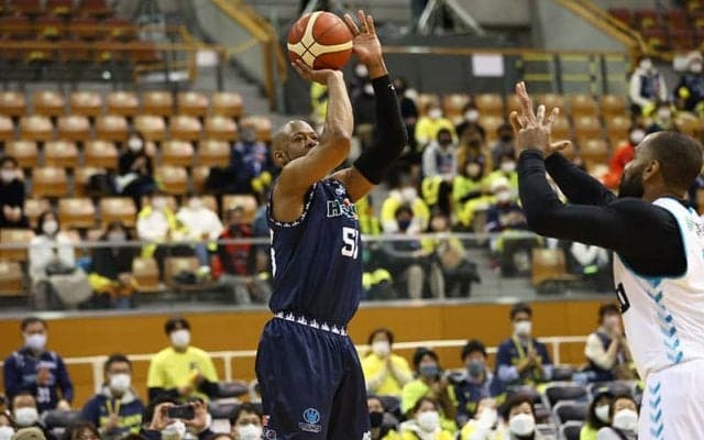 信州ブレイブウォリアーズが3連勝、第3Qを6点に抑えて京都ハンナリーズに勝利