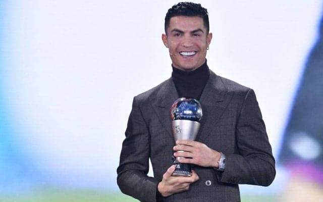 「人生はジェットコースター」C・ロナウドの37歳バースデーは「CR7」のケーキでお祝い！ ジョルジーナさんと笑顔で2ショット