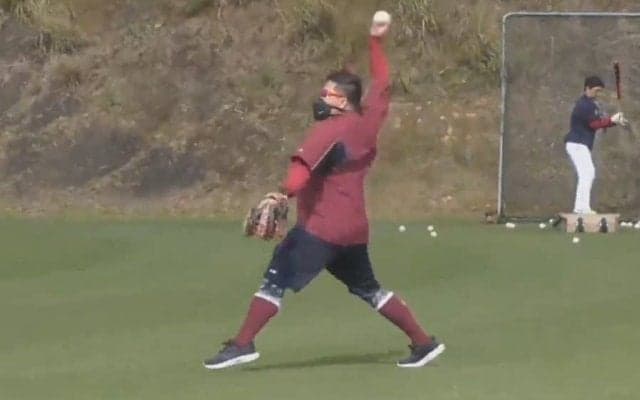 楽天キャンプに現れた「サンドウィッチマン!?」　“下手投げ”で異色の存在感