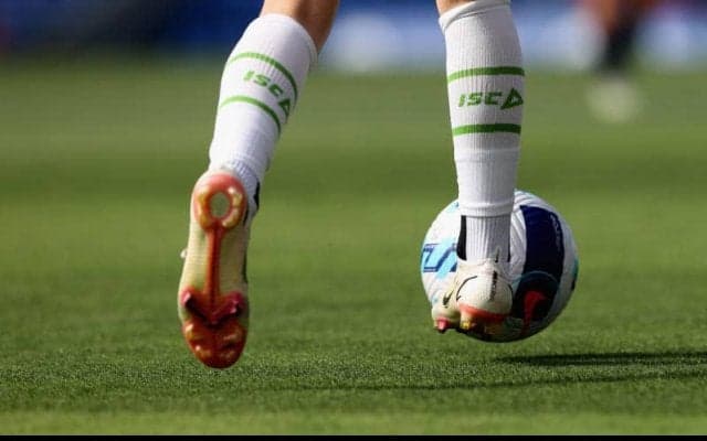 主審の手が選手の顔面にヒット…続行不能になる珍事がオランダで発生 指揮官は憤慨