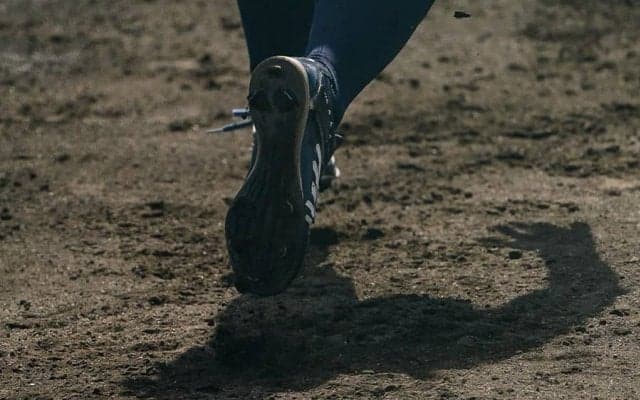 主流の「樹脂」か、盗塁王が愛した「革底」か　野球用スパイクの特徴と選び方