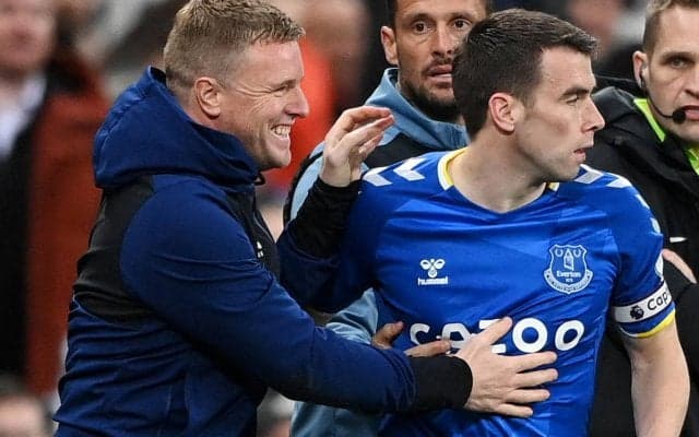 「レッドカード笑」降格圏脱出も災難に…ニューカッスル指揮官が相手選手からハードタックルを受けるも笑顔絶やさず