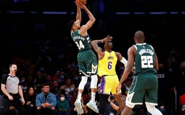 アデトクンボがチェンバレン、ジャバーに次ぐNBA史上3人目の快挙でレイカーズを撃破