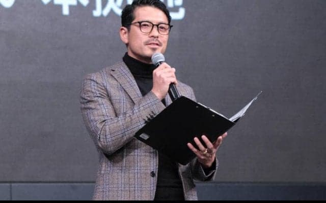 「もう13年目」鈴木啓太と畑野ひろ子がラブラブ2ショットで結婚記念日を祝福「いつも本当にありがとう！」