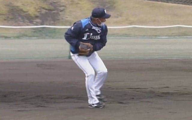 63歳で「この動きは凄すぎる」　選手に混じっても全く違和感ない西武監督の美技