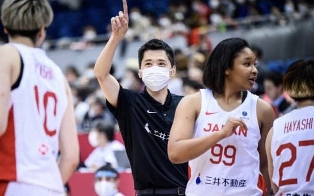 日本を見事な逆転勝利に導いた恩塚HC「選手たちがポジティブにゲームと向き合った」