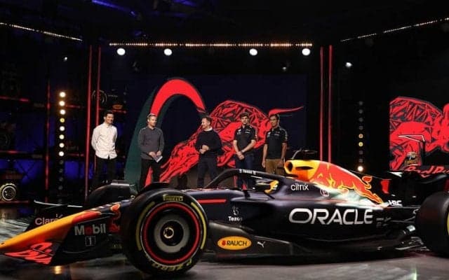 レッドブルが2022年型F1マシン『RB18』を発表。車体に入る「ＨＲＣ」ロゴの背景とは