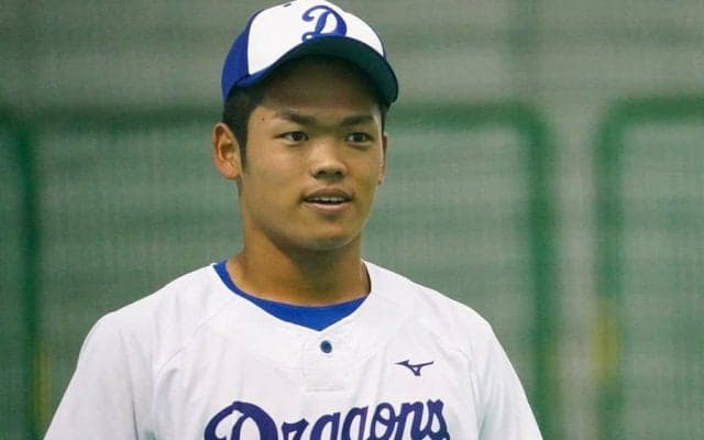 中日根尾、直立不動の“勉強風景”　打撃ケージにかぶりつく「素晴らしい後輩」