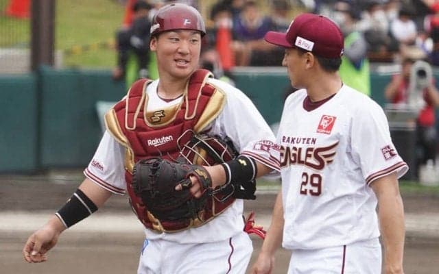 2日連続で鬼肩披露も…打撃で石井監督から苦言　楽天ドラ2がすぐ見せた“らしさ”