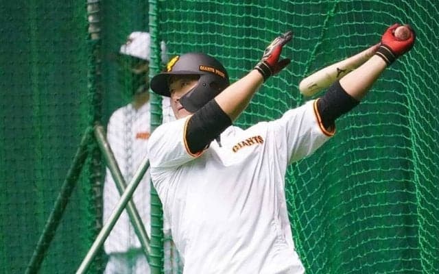 巨人中田翔の「だいぶ衝撃映像」　6～7割の力でスタンド上段に運んだ打球が「えぐい」