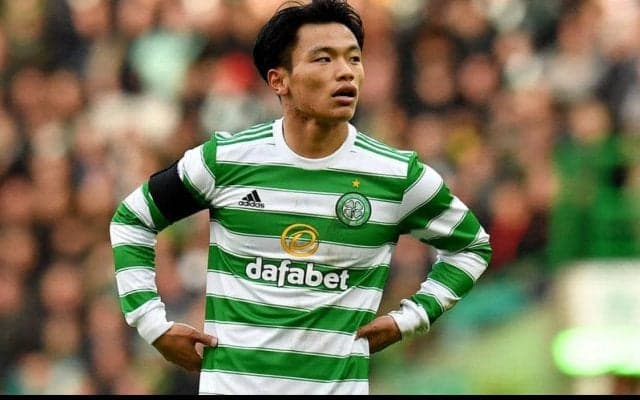 旗手怜央もその難しさに思わず舌打ち！セルティックの2人がアメフトボールでリフティングに挑戦