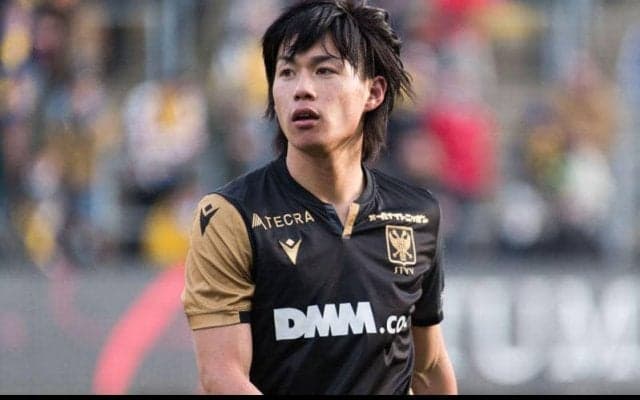 判定に頭を抱えたのは選手ではなく“主審本人”、林大地の決定機で何が起きた?