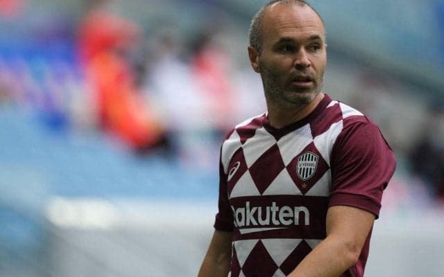 「なんて美しいカップル」イニエスタの妻が雪の愛宕念仏寺での自撮りツーショットを投稿「二人ともかわいい」