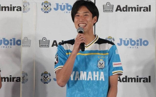 “バチェラー”ならぬ“ジュビラー”、ホストを務めた磐田FW大津祐樹が主役の杉本健勇とバラで記念ショット「楽しんでもらえましたか？」