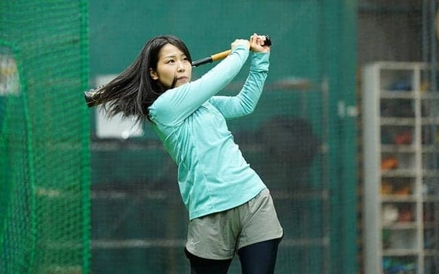 2人の“野球大好き”女優の打撃が“ガチ”すぎる　披露した美貌と豪快スイング