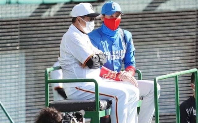 日本ハム新庄監督、ユニホーム背中の「BIG BOSS」を初披露、原タワーに招かれ談笑