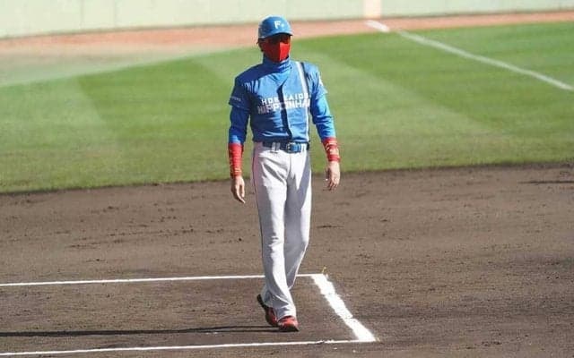 新庄ビッグボス、就任後初ベースコーチ　両手を叩いて選手鼓舞も3者凡退で見せ場なく