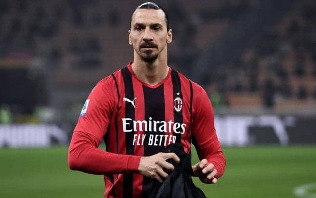 イブラヒモビッチが超人的な腹筋で映画「酔拳」を完全再現!「冗談だろ?」「ジャッキー・チェンと同じことしてる」