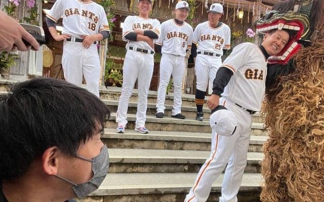 巨人恒例の必勝祈願で異変？　原監督だけでなく坂本ら選手も獅子舞に“ガブリ”