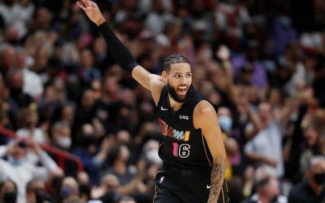 ヒートが2WAY契約で加入後ローテーション入りしたケイレブ・マーティンと本契約を締結