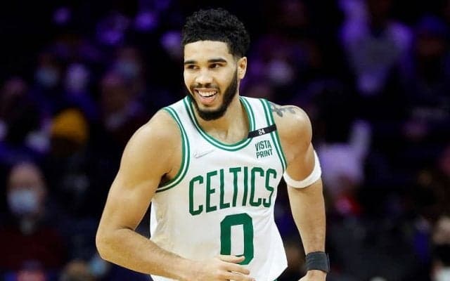 セルティックスがシクサーズとのアウェイゲームに48点差の圧勝で史上初の快挙を達成